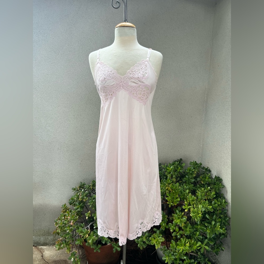 Vintage full slip soft pink with lace trim Sz 34 Vanity Fair